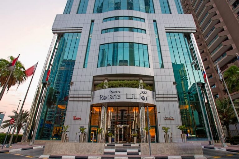 فندق أبراج روتانا – دبي: تجربة ضيافة راقية تجمع الفخامة والموقع المميز على شارع الشيخ زايد