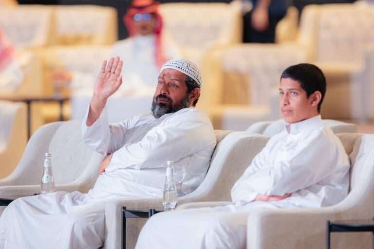 أب-وابنه-يبيعان-شاهين-فرخ-بـ-(150)-ألف-ريال-في-مزاد-نادي-الصقور-السعودي-2025