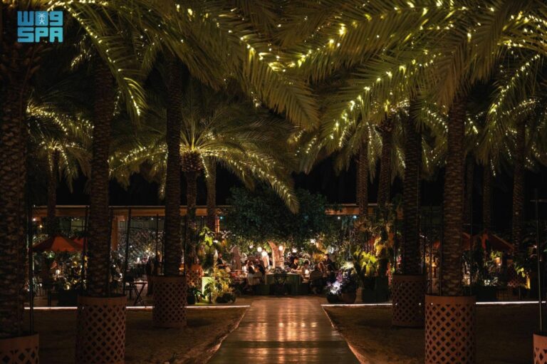 واحات-النخيل-في-العلا-تتحول-إلى-محطات-مضيئة-للمطاعم-العالمية