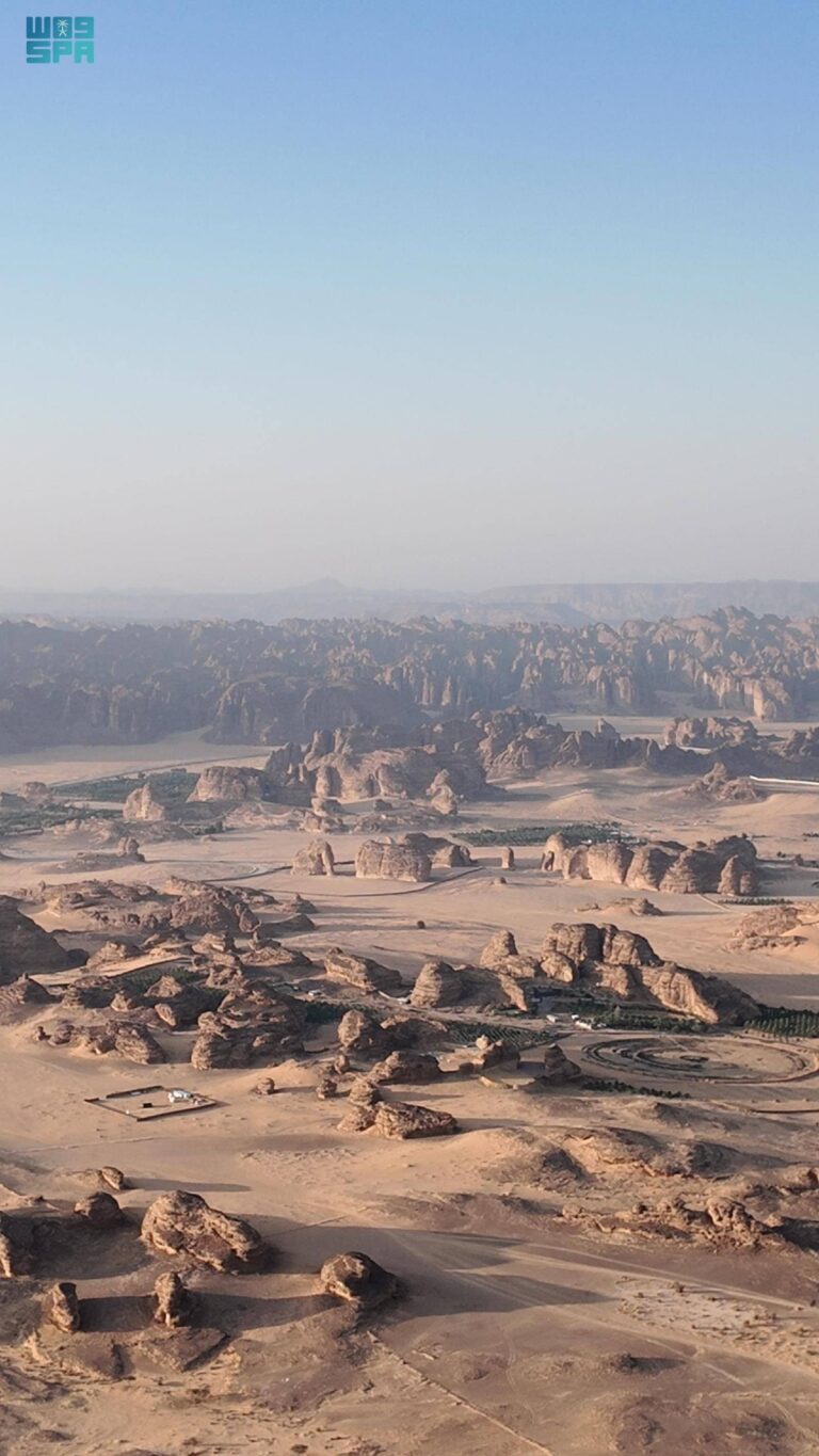 رحلات-الطيران-بالمناطيد.-تجربة-سياحية-
بين-سحر-الصحراء-وروح-المغامرة-في-العلا