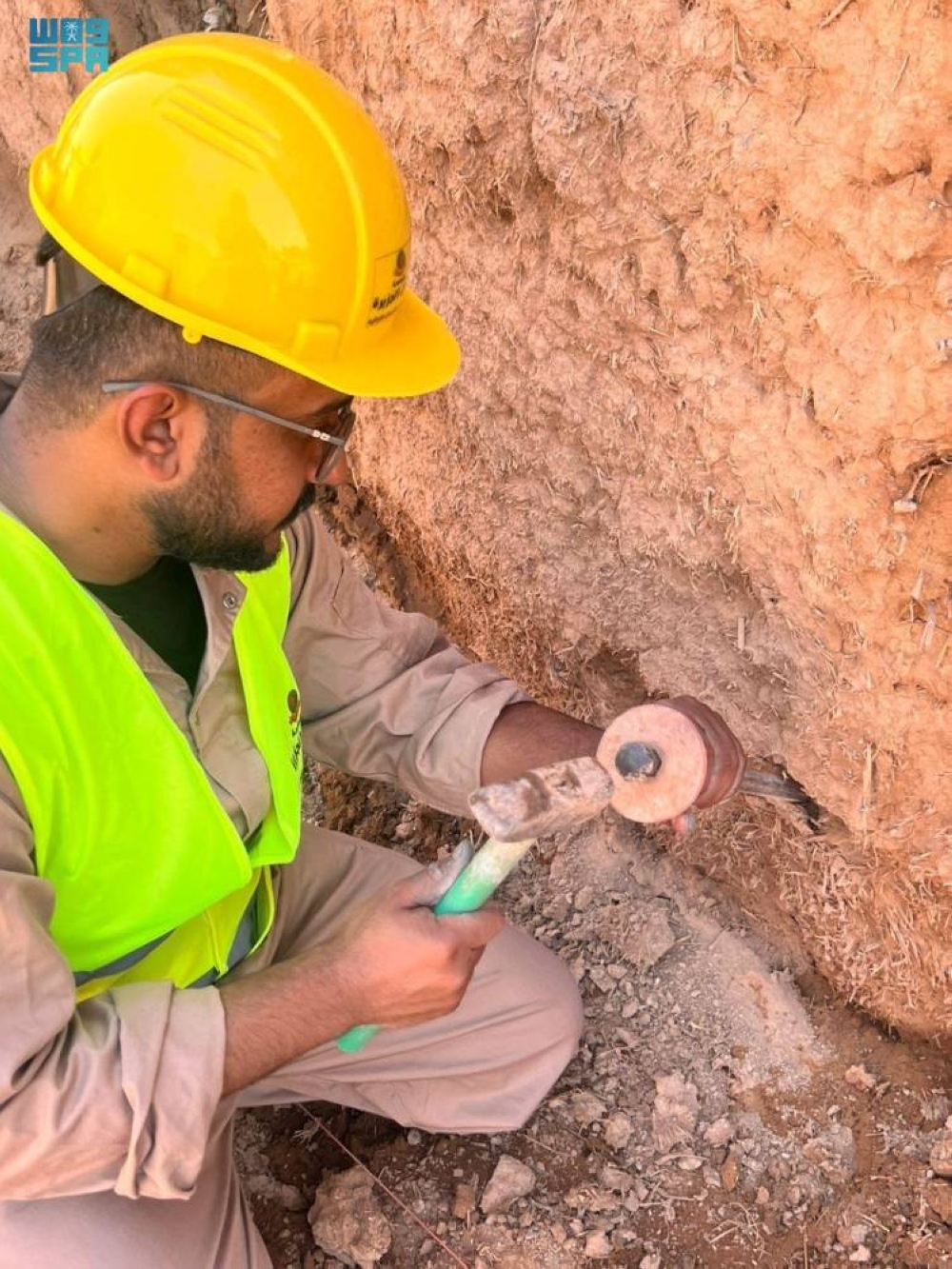 تدريب-30-طالبا-وطالبة-على-البناء-بالطين