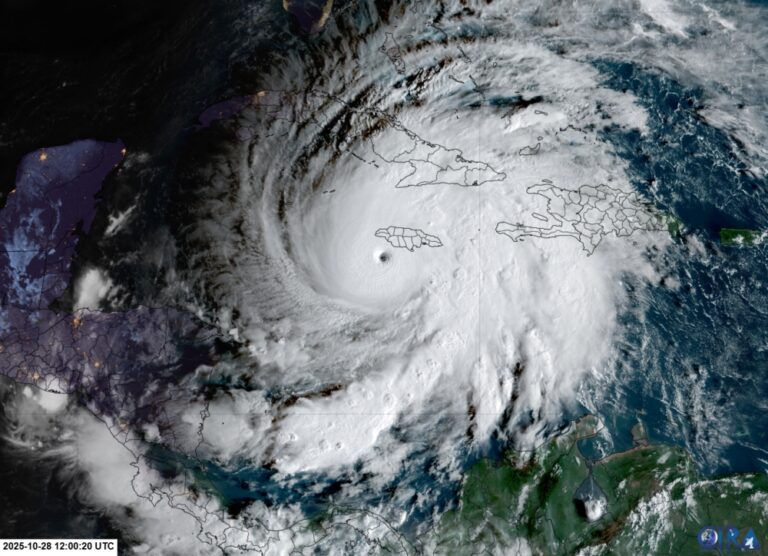 إعصار-“كالمايجي”-يضرب-وسط-الفلبين-ويسبب-فيضانات-شديدة