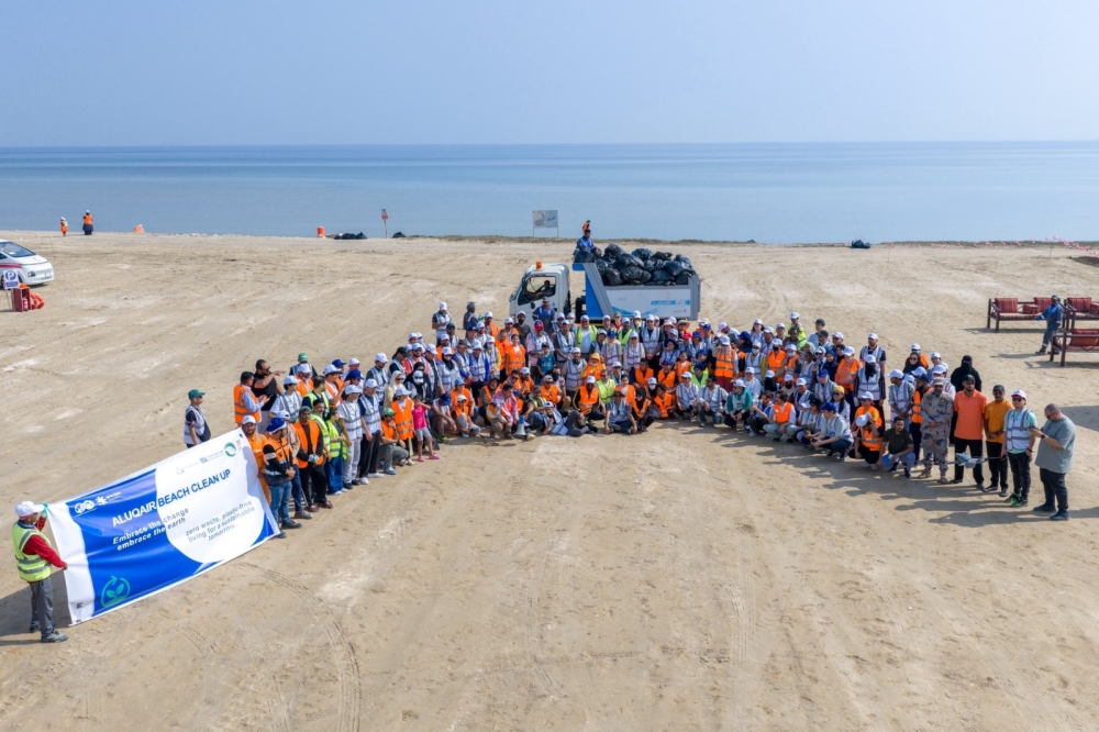 200-متطوع-ومتطوعة-يزيلون-النفايات-الصلبة-من-شاطئ-العقير