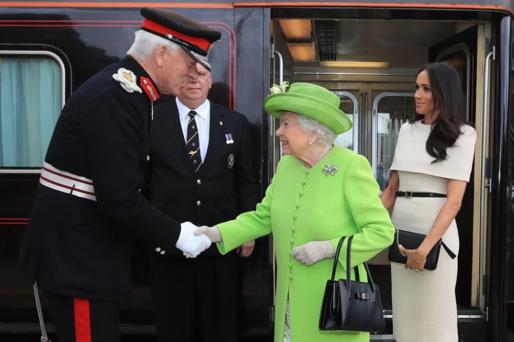 معرض-في-لندن-يسلّط-الضوء-على-أزياء-الملكة-إليزابيث-الثانية