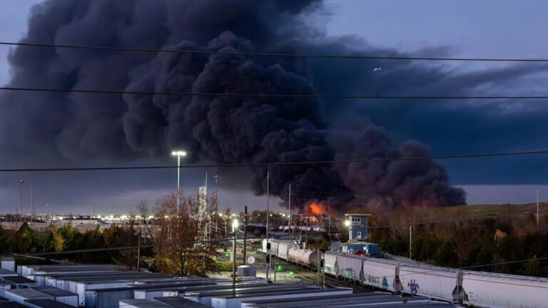 تحطم-طائرة-شحن-قرب-مطار-لويفيل-في-كنتاكي-بالولايات-المتحدة