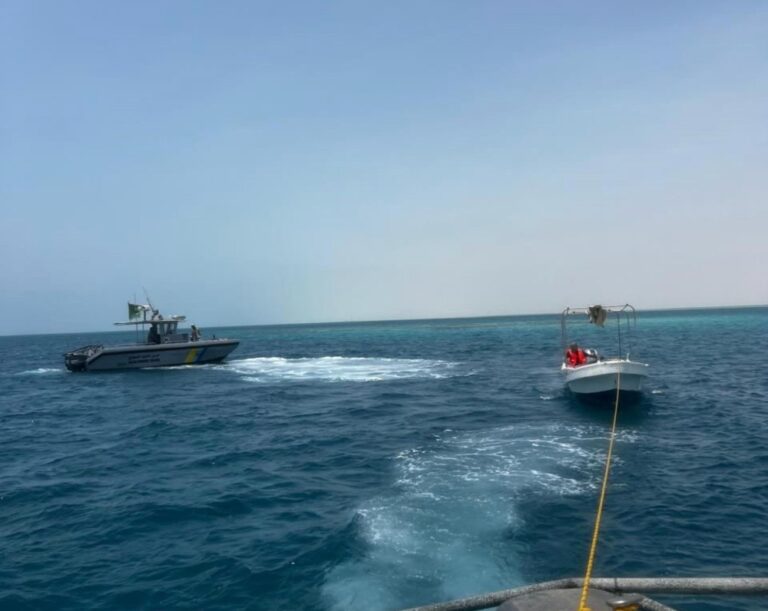 مكة.-حرس-الحدود-ينقذ-مواطنًا-تعطلت-واسطته-البحرية-في-عرض-البحر