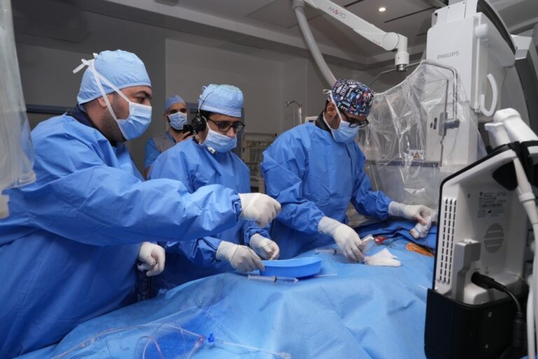 باستخدام-تقنية-مبتكرة.-نجاح-علاج-“ثمانينية”-من-ارتجاع-الصمام-في-مكة