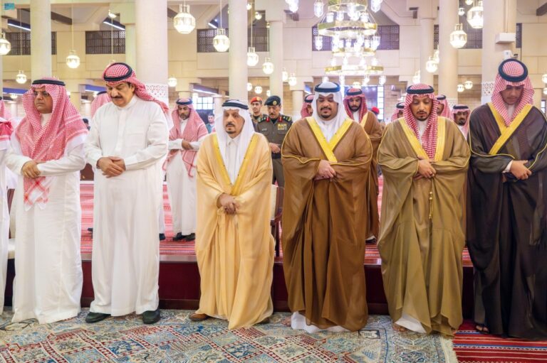 أمير-الرياض-يؤدّي-صلاة-الميت-على-والدة-الأميرة-مها-بنت-محمد-بن-سعد-الثاني-آل-عبدالرحمن-آل-سعود