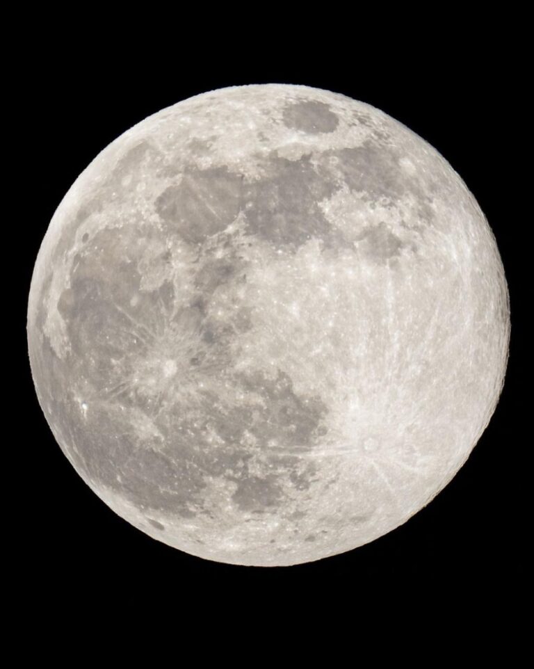 أكثر-إشراقًا-بـ-30%.-“اليوم”-تحصل-على-صورة-خاصة-للقمر-العملاق-في-سماء-جدة