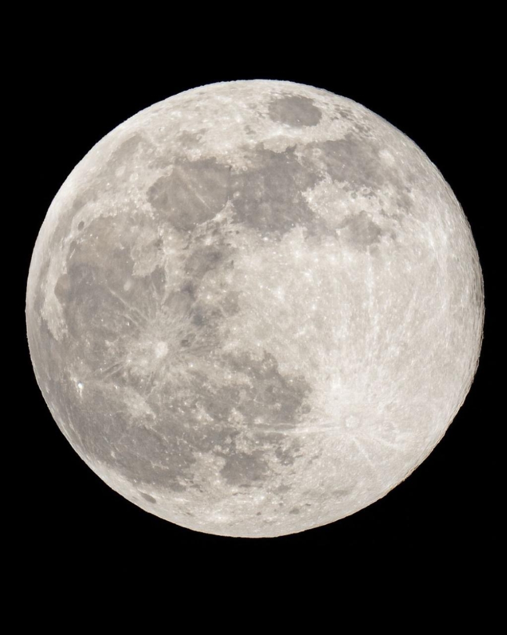 أكثر-إشراقًا-بـ-30%.-“اليوم”-تحصل-على-صورة-خاصة-للقمر-العملاق-في-سماء-جدة