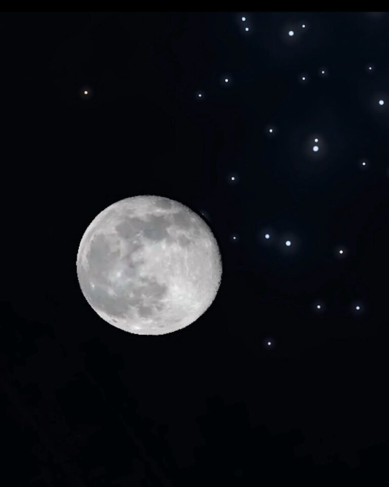 الليلة:-القمر-يعانق-“الثريا”-في-لوحة-سماوية-فريدة-تزين-سماء-السعودية