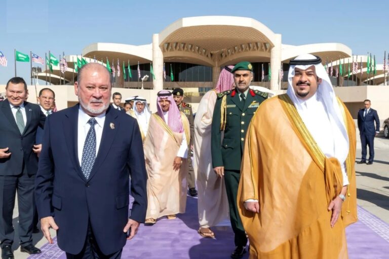 ملك-ماليزيا-يغادر-الرياض-ونائب-أمير-المنطقة-يتقدم-مودعيه
