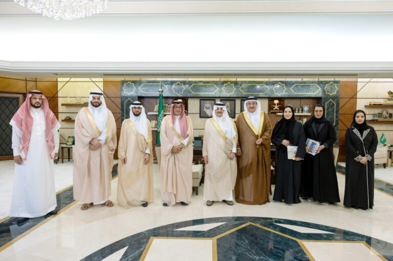 أمير-الشرقية-يطّلع-على-عرض-لإنجازات-وأنشطة-جمعية-علوم-العمران