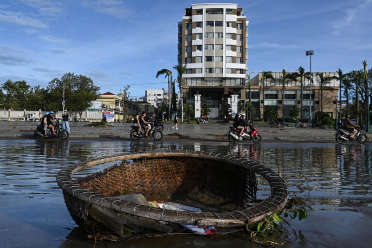 إعصار-“كالمايجي”-يضرب-فيتنام-وسط-تأهب-رسمي-وإلغاء-الرحلات-الجوية