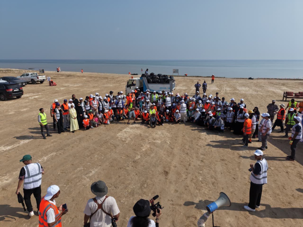 صور|-بمشاركة-15-جنسية.-متطوعون-ينظفون-120-ألف-م-2-بشاطئ-العقير