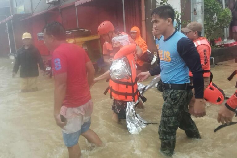 صور|-عمليات-إجلاء-في-الفلبين-ومقتل-امرأة-جراء-الإعصار-فونغ-وونغ