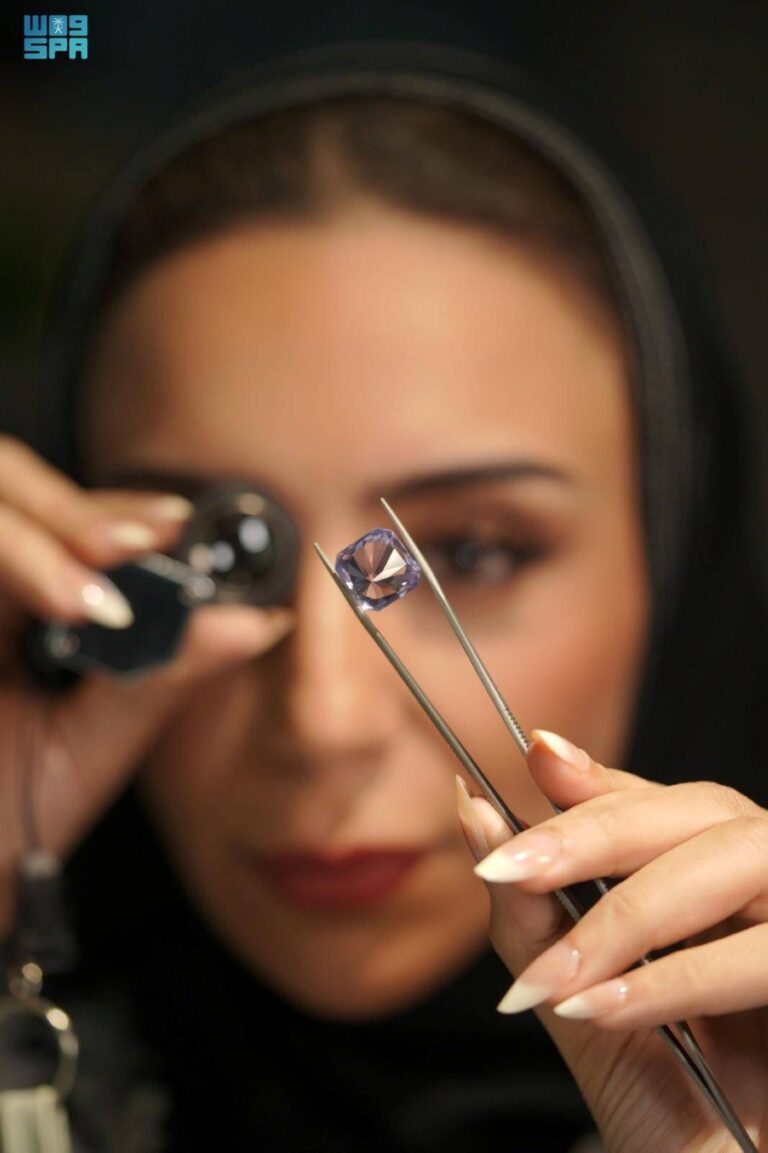 مختبر-الألماس-التفاعلي-يجذب-الزوار-في-صالون-المجوهرات