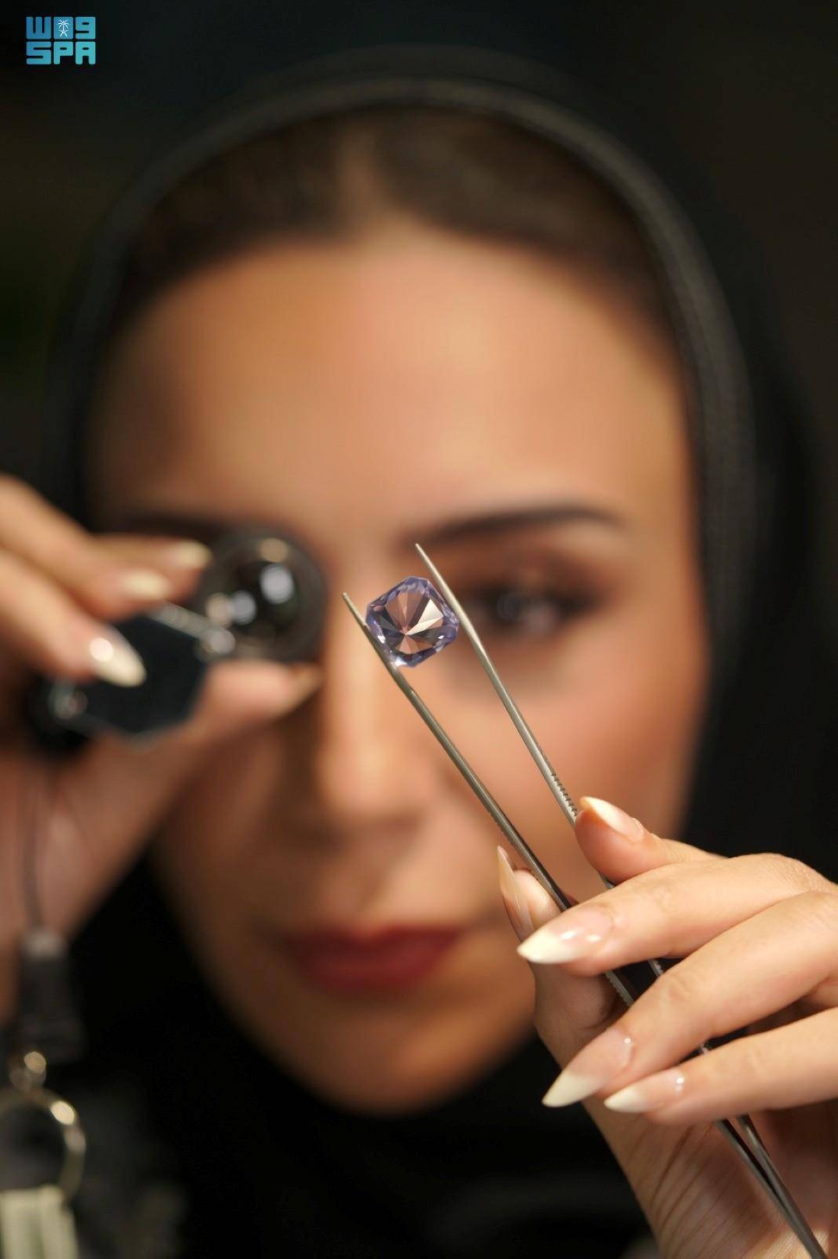 مختبر-الألماس-التفاعلي-يجذب-الزوار-في-صالون-المجوهرات