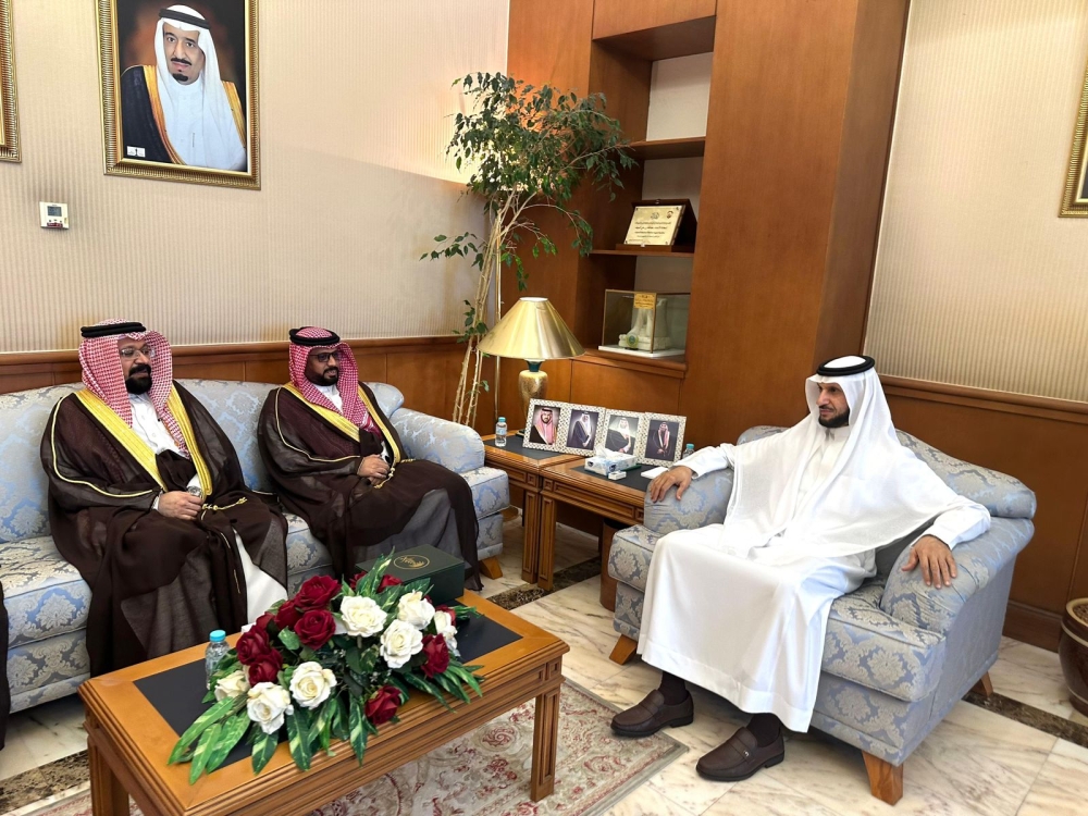 محافظ-القطيف-يطّلع-على-مبادرة-“عسل-المانجروف”-واستعدادات-مهرجان-روبيان-الشرقية-2025