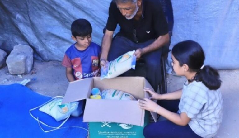 توزيع-مئات-السلال-الغذائية-السعودية-وحليب-لـ-17-ألف-طفل-في-غزة