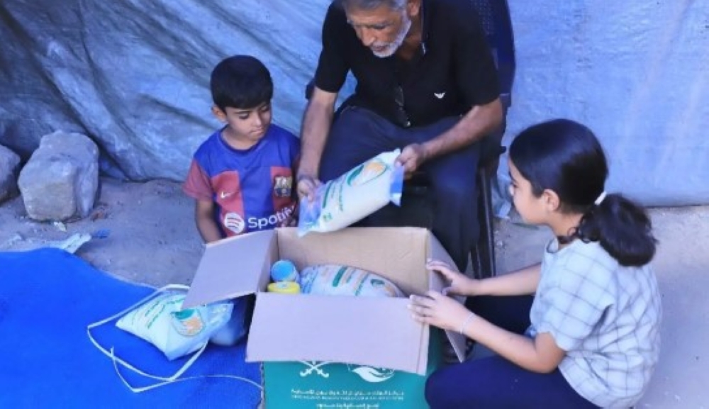 توزيع-مئات-السلال-الغذائية-السعودية-وحليب-لـ-17-ألف-طفل-في-غزة