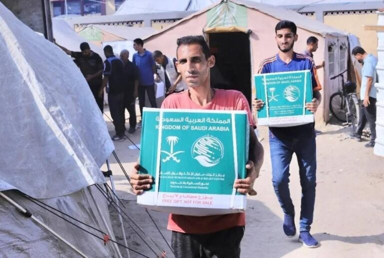 السعودية-تواصل-توزيع-المساعدات-الغذائية-في-شمال-وجنوب-غزة