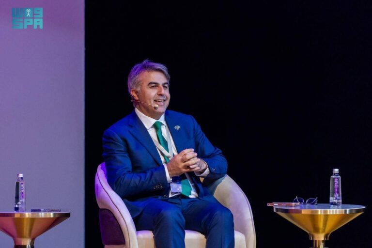 منصات-التأثير-والحج.-أولى-جلسات-«حديث-إمباك»-التي-أطلقتها-وزارة-الإعلام