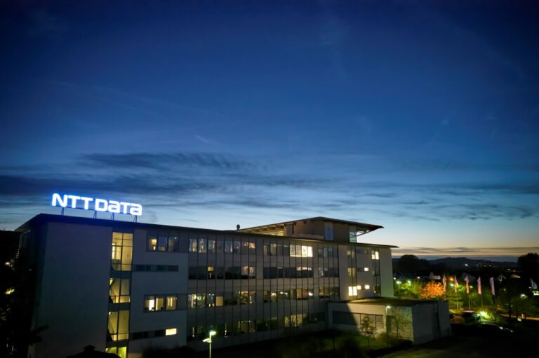 زخم-الذكاء-الاصطناعي-يجذب-«إن-تي-تي»-لإنشاء-مراكز-بيانات-في-السعودية