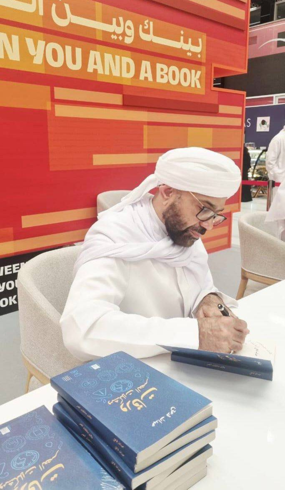 توقيع-كتاب-«ورقات-ومشكلات-العصر»-للسيد-عبدالله-فدعق-في-معرض-الشارقة-الدولي-للكتاب
