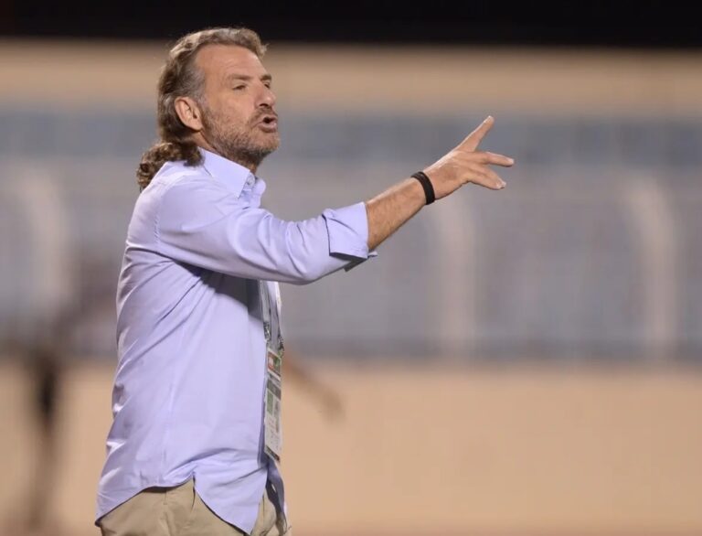 نصراوي-يحمل-راية-إعادة-المدرسة