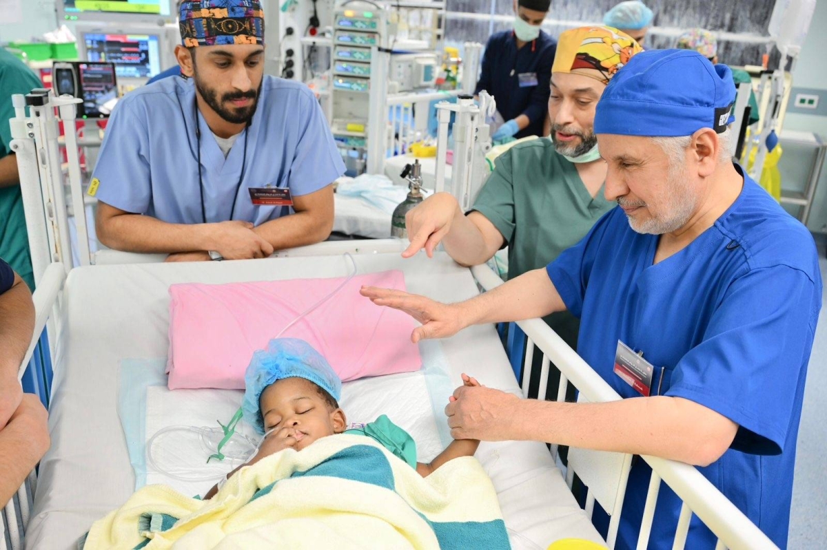 نجاح-عملية-فصل-التوأم-الملتصق-الجامايكي-“أزاريا-وأزورا-إيلسون”-بعد-عملية-جراحية-معقدة-استغرقت-(5)-ساعات