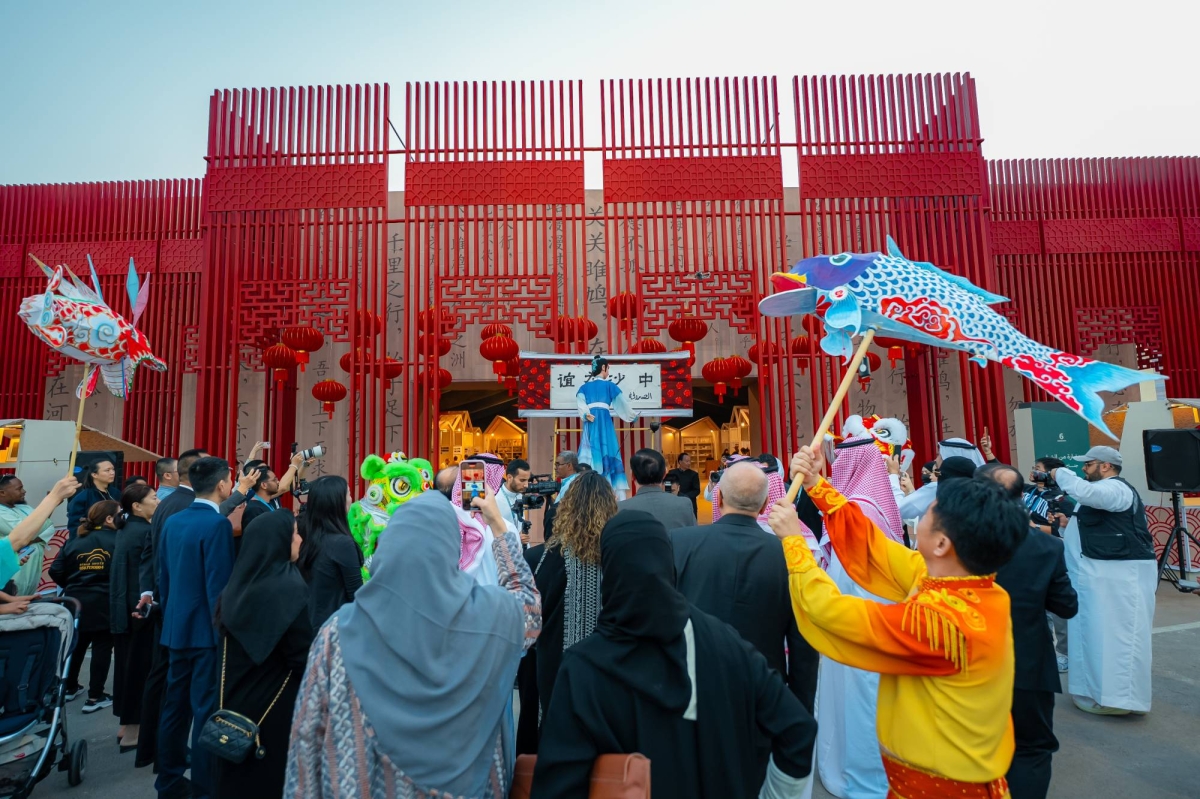 السفير-الصيني-تشانغ-هوا-يزور-الجناح-الصيني-في-“بنان”-ويشيد-بالمشاركة-ضمن-فعاليات-الحدث