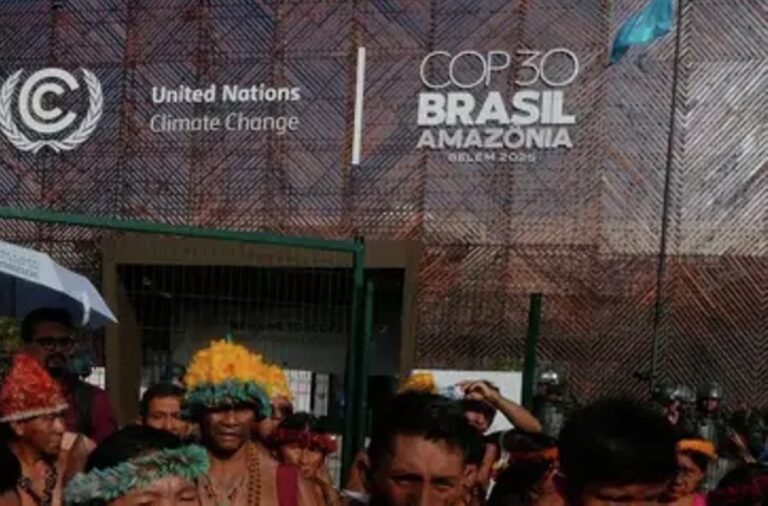 صور.-متظاهرون-يغلقون-المدخل-المؤدي-لمؤتمر-المناخ-في-بيليم-بالبرازيل