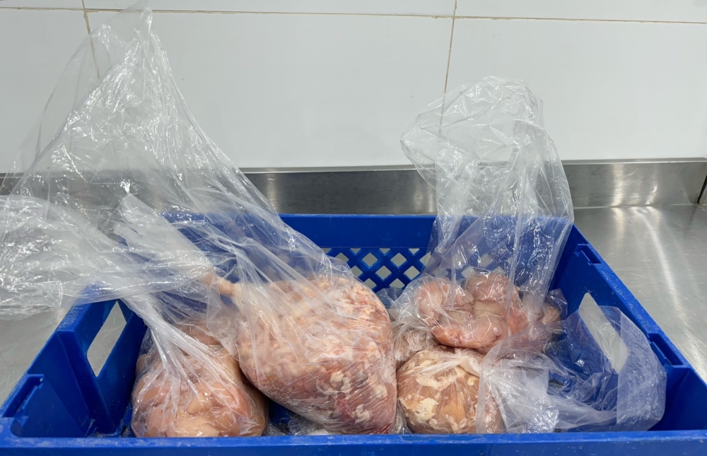 عاجل-|-تفتقر-للاشتراطات-ضبط-3.800-دجاجة-معدّة-للتداول-باستراحة-في-الخرج