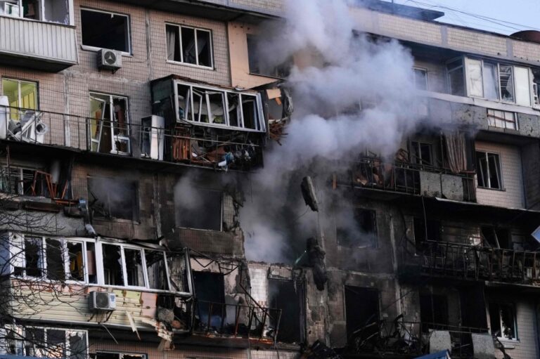 بعد-مقتل-7-في-كييف.-زيلينسكي-يجدد-مطالبته-بأنظمة-الدفاع-الجوي