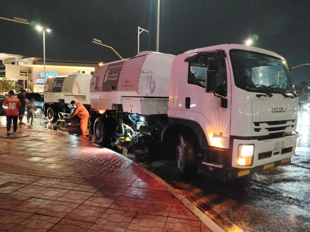 صور|-”أمانة-جدة“-تدفع-بـ-1621-آلية-لرفع-تجمعات-مياه-الأمطار