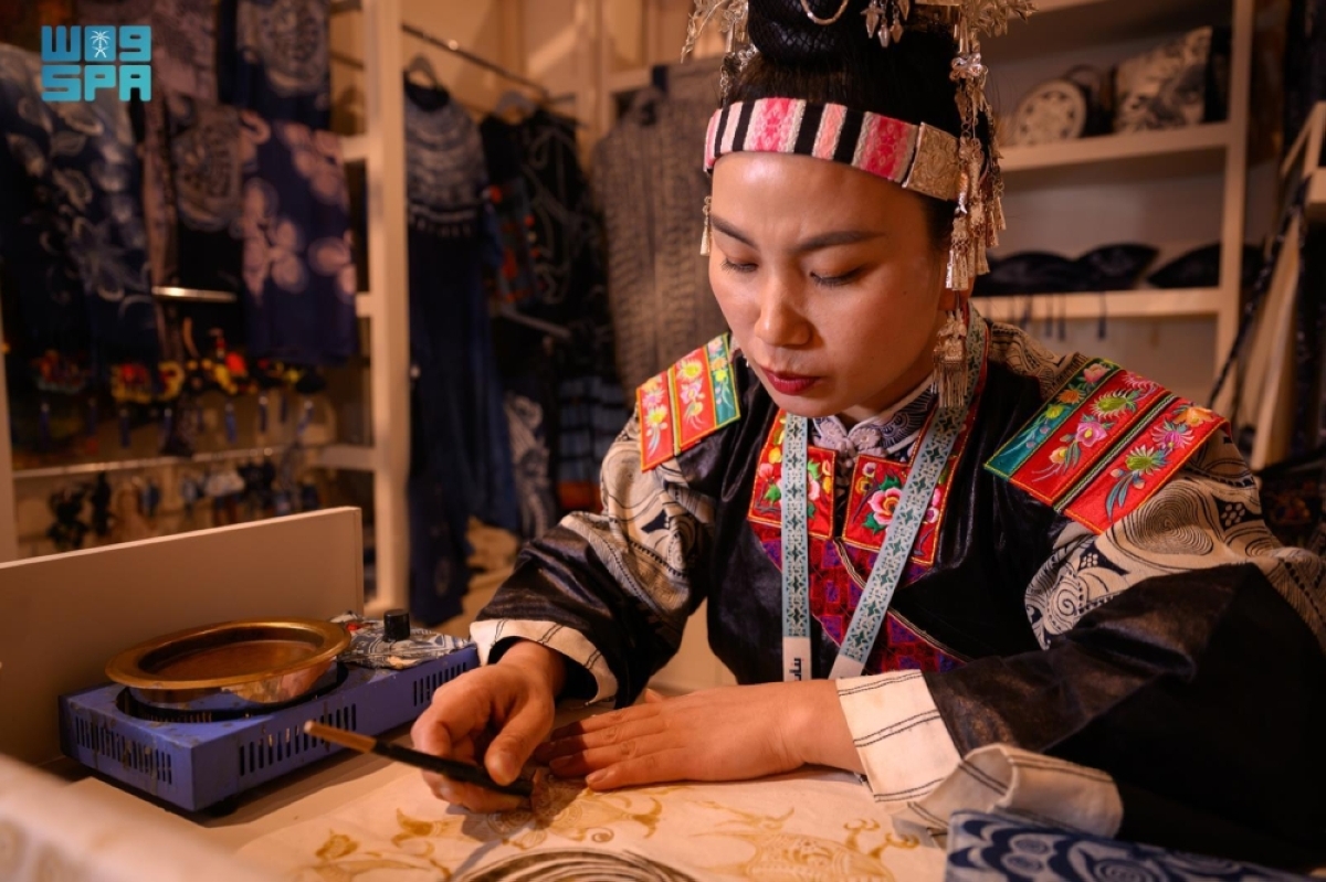 حرفيون-صينيون-يجلبون-ملامح-حضارة-تمتد-لآلاف-السنين-إلى-الرياض