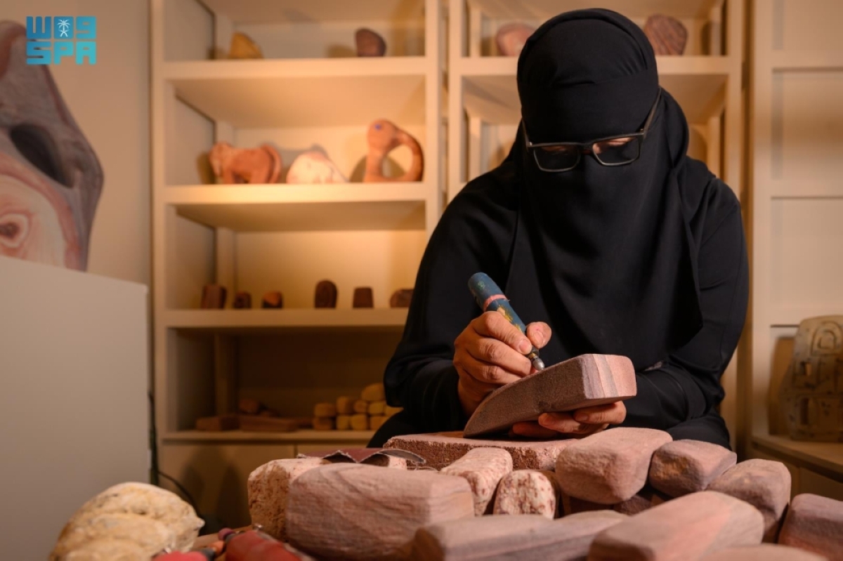 حلوة-العطوي.-
نحاتة-تحول-حجارة-الرياض-إلى-قطع-تنبض-بالحياة