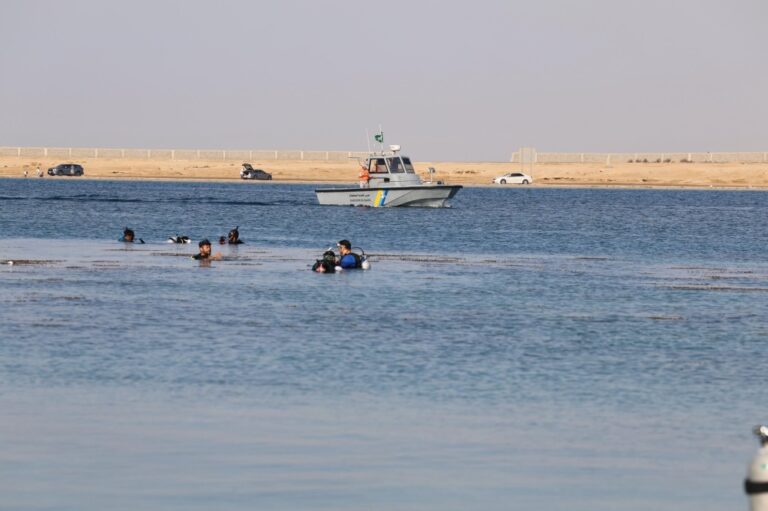 حملة-تطوعية-لتنظيف-شاطئ-الشرم-وقاع-البحر-في-المدينة-المنورة