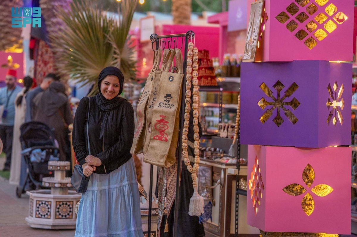 حضور-جماهيري-كبير-
في-أولى-ليالي-«أيام-الثقافة-المصرية»