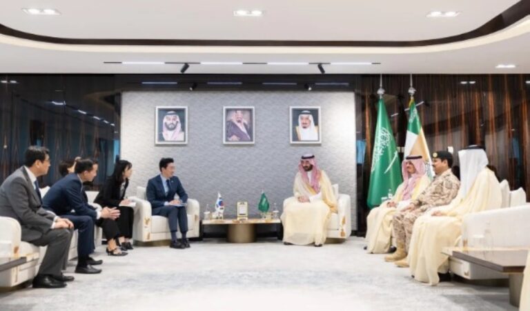 وزير-الحرس-الوطني-ورئيس-المكتب-الرئاسي-الكوري-يتبادلان-الموضوعات-المشتركة