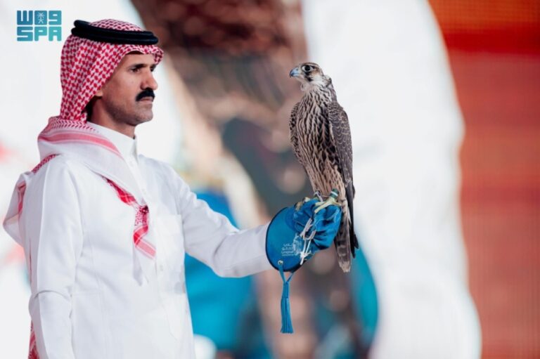 بيع-صقرين-بـ200-ألف-ريال-
في-الليلة-الـ26-لمزاد-نادي-الصقور-السعودي