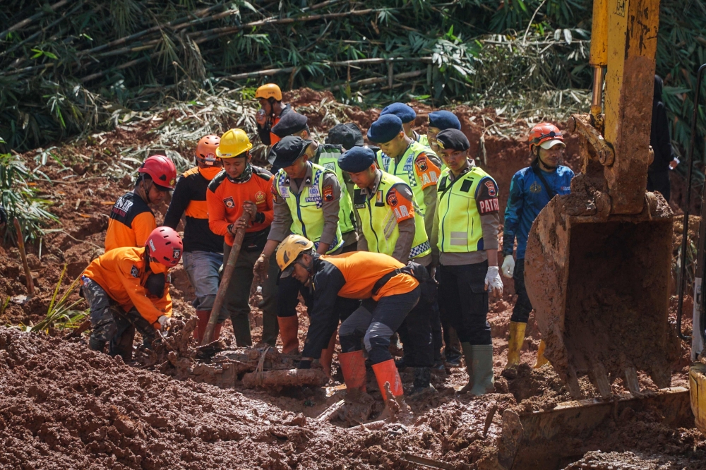 صور|-مقتل-18-شخصًا-وانهيارات-أرضية-في-إندونيسيا.-وفرق-للبحث-عن-ناجين