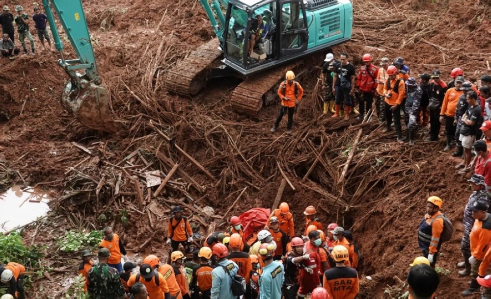 فُقدان-أكثر-من-30-شخصًا-إثر-انهيارات-أرضية-في-جاوة-الإندونيسية