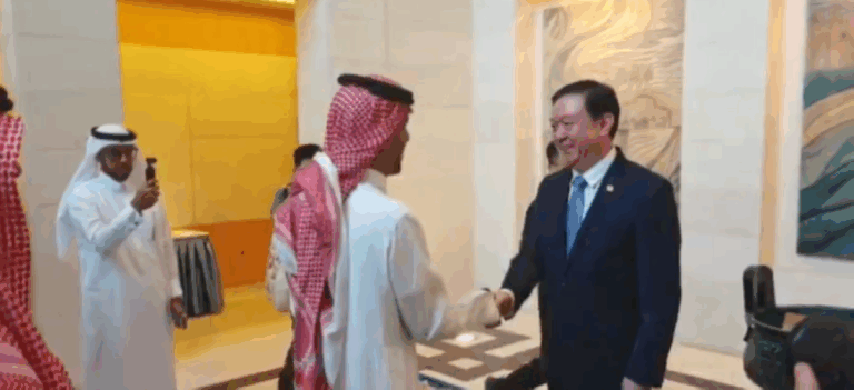 عاجل:-شجاعة-لا-تقدر-بثمن.-سفير-الصين-يكرم-3-سعوديين-لإنقاذهم-مهندسين-صينيين