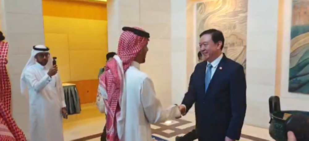 عاجل:-شجاعة-لا-تقدر-بثمن.-سفير-الصين-يكرم-3-سعوديين-لإنقاذهم-مهندسين-صينيين