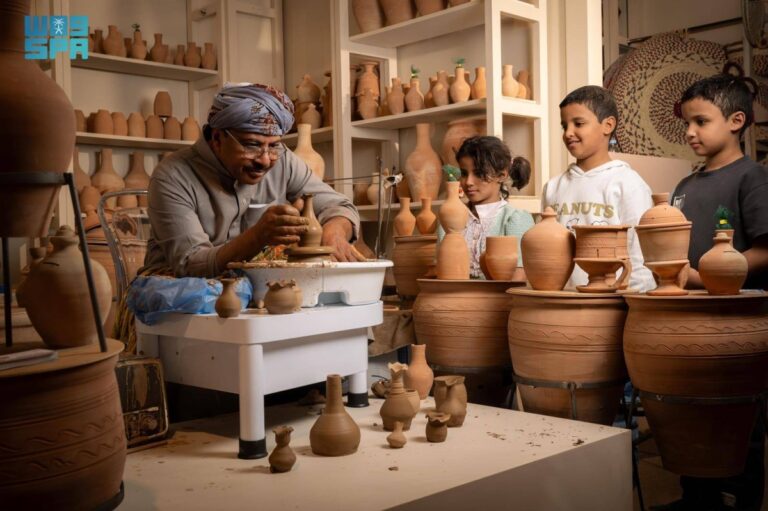 أنامل-تشكل-الطين.-الحرفي-أبو-لبن-50-عاما-من-الإبداع