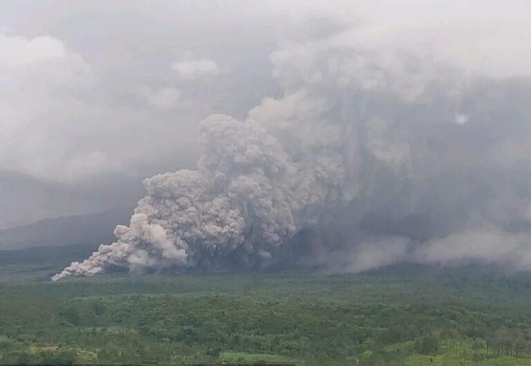 إندونيسيا-تتأهب-لبركان-جبل-سيميرو