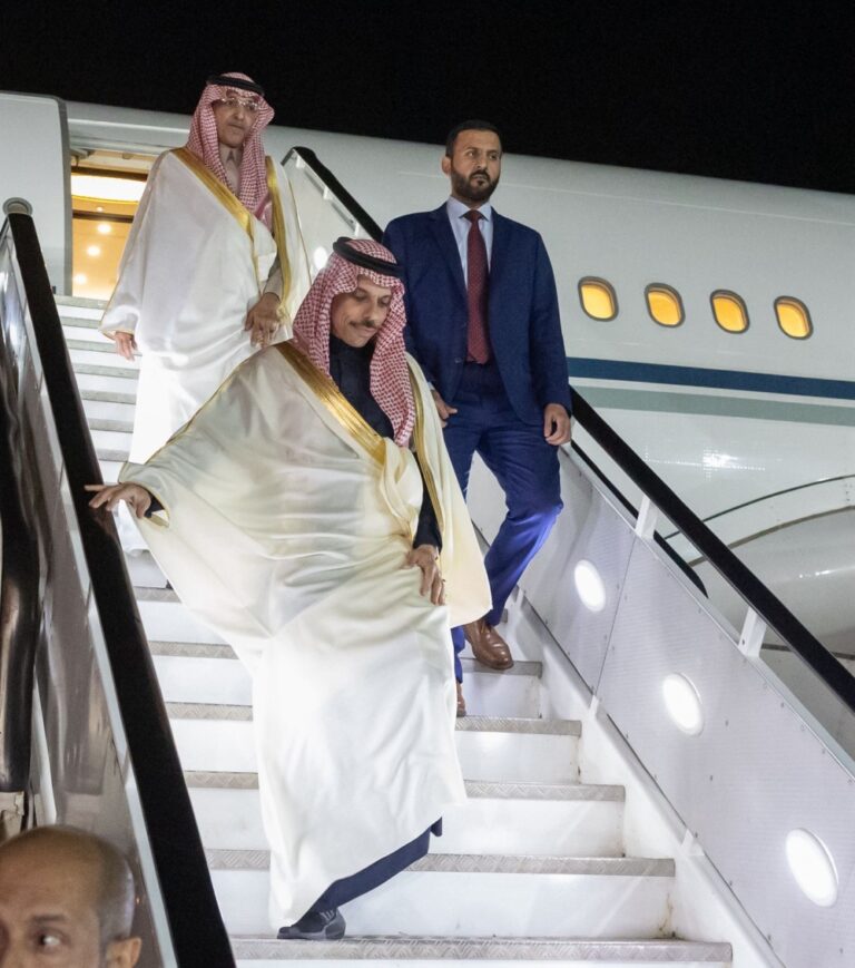 نيابة-عن-ولي-العهد.-وزير-الخارجية-يصل-إلى-جوهانسبرغ-لترؤس-وفد-المملكة-في-قمة-مجموعة-العشرين