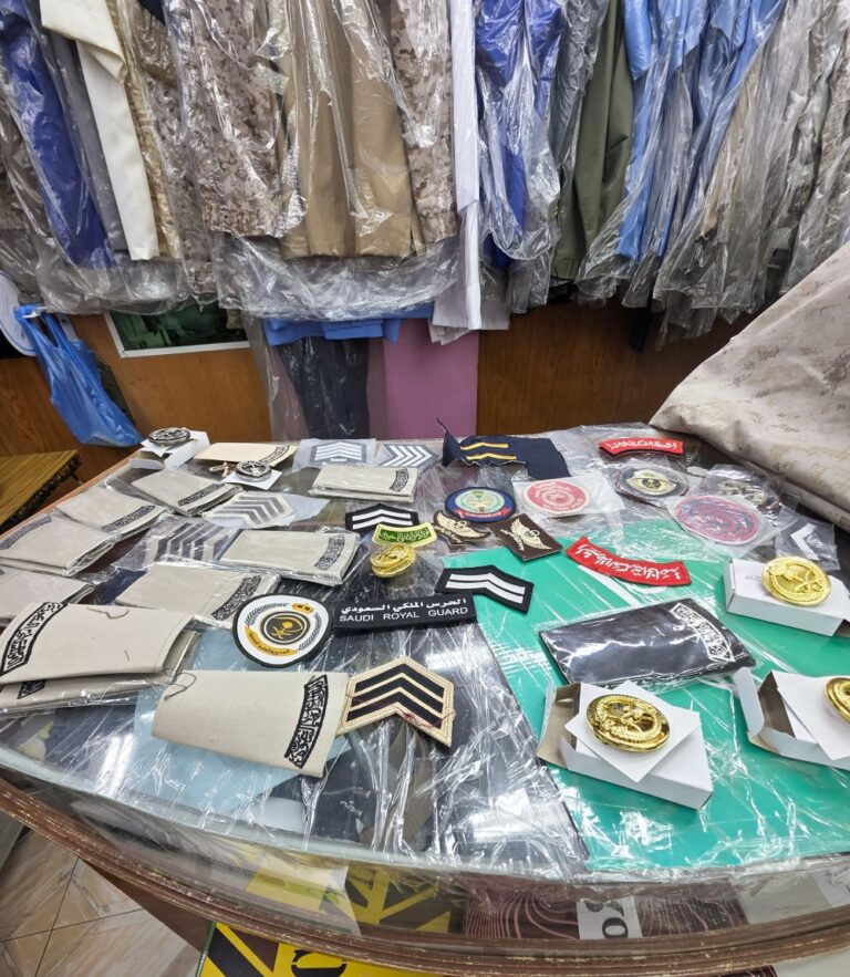 حملة-بالرياض-تغلق-5-منشآت-وتصادر-رتبًا-وشعارات-عسكرية-مخالفة